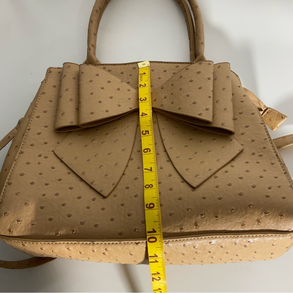 Crossi Woman’s Ostrich Faux Leather Bow Camel Tan Double Pocket Gold Zip Bag - Picture 16 of 16